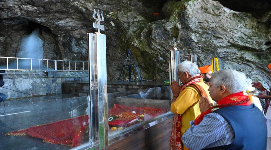 अमरनाथ यात्रा से पहले उपराज्यपाल ने पवित्र गुफा में प्रथम पूजा की
