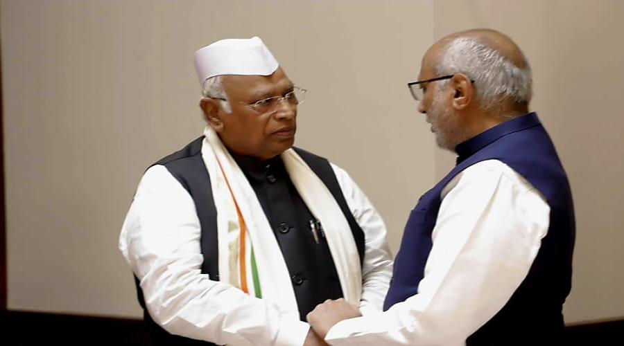 सोनिया,प्रियंका की मौजूदगी में खरगे ने ली राज्यसभा की शपथ