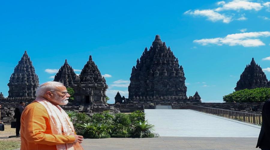 प्रधानमंत्री ने  प्रंबानन मंदिर परिसर में दर्शन किए