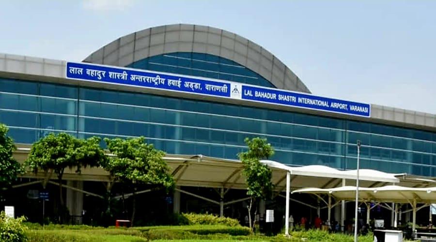 एयरपोर्ट पर चली गोली, दो घायल
