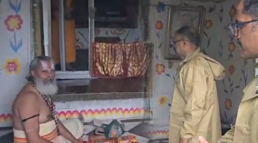 Chitrakoot Floods: बाढ़ में घिरे भगवान को अकेला छोड़ने से पुजारी का इंकार, DM-SP ने जोड़े हाथ