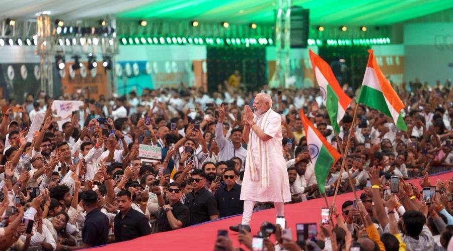 PM Modi in Vadodra: रैंप पर चले मोदी, धुरंधर के गाने पर एंट्री