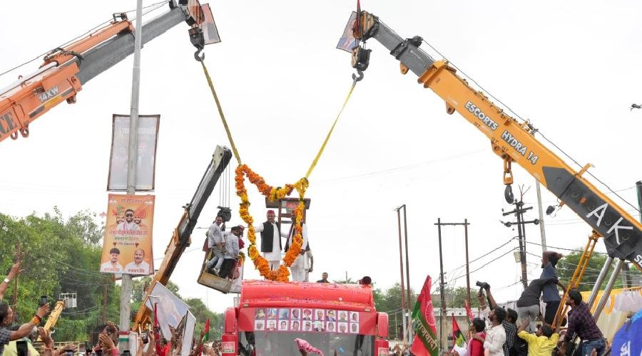 क्रेन से माला पहन अखिलेश  ने शुरू की पीडीए रथयात्रा