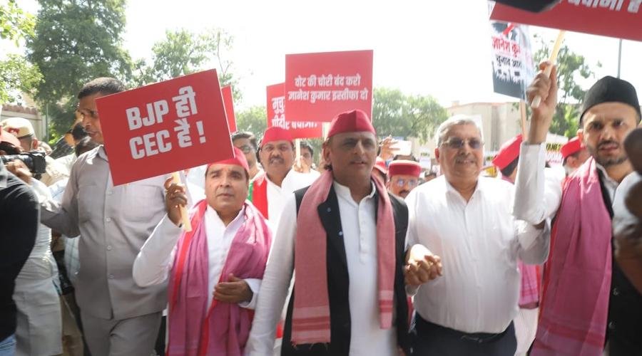 ‘वोट चोरी’ के मुद्दे पर इंडिया ब्लॉक का मार्च, सपा सांसदों ने पार किए बैरिकेड; राहुल-प्रियंका धरने पर