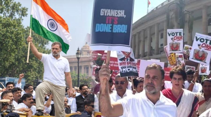 ‘लोकतंत्र बचाओ’ मार्च में राहुल गांधी का अलग अंदाज, बैरिकेड पर चढ़े और आकाशवाणी भवन में जमाया डेरा