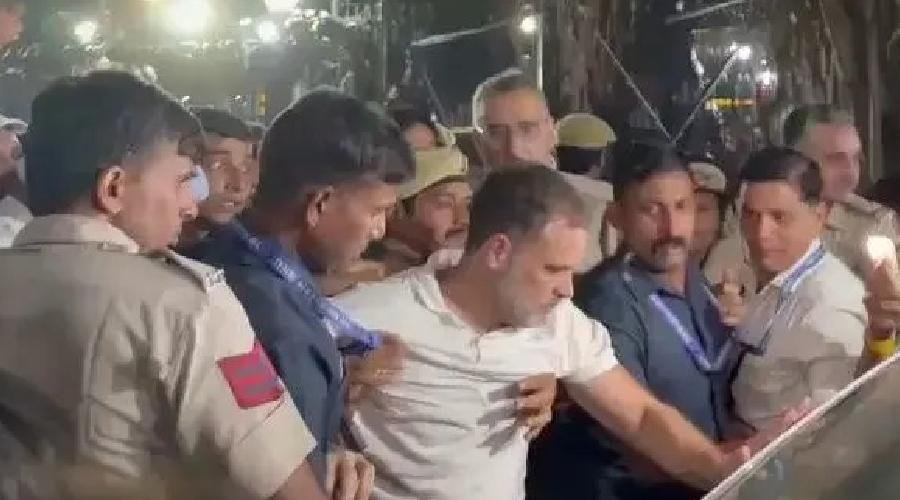 SIR और CEC के खिलाफ विपक्ष ने निकाला मार्च, राहुल, प्रियंका हिरासत से छूटे