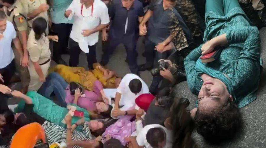 INDIA सांसदों के प्रदर्शन में हंगामा, सड़क पर लेटीं प्रियंका गांधी; पुलिस पर लगाया गिराने का आरोप