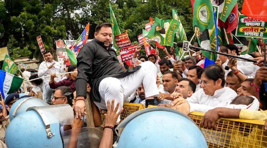 पटना में तेजस्वी यादव का अनोखा प्रदर्शन, बैरिकेड पर चढ़े; CEC ज्ञानेश कुमार के इस्तीफे की मांग