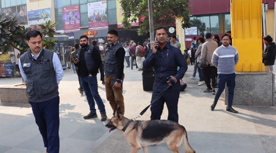 नोएडा के करीब एक दर्जन स्कूलों को बम की धमकी, पुलिस और सुरक्षा एजेंसियां अलर्ट