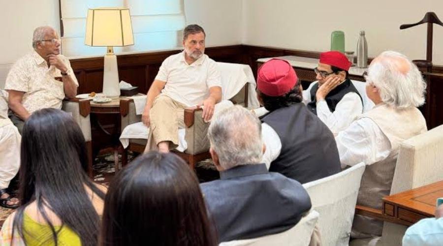 SIR विवाद पर विपक्ष की बैठक, राहुल गांधी के घर जुटे इंडिया ब्लॉक के नेता