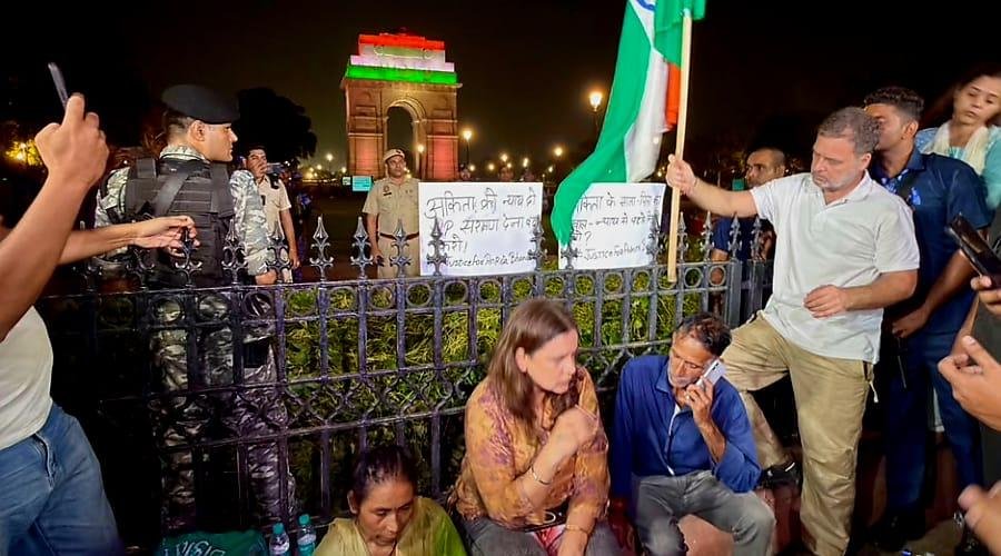 अंकिता भंडारी के माता-पिता से मिले राहुल-प्रियंका, इंडिया गेट पर न्याय की मांग