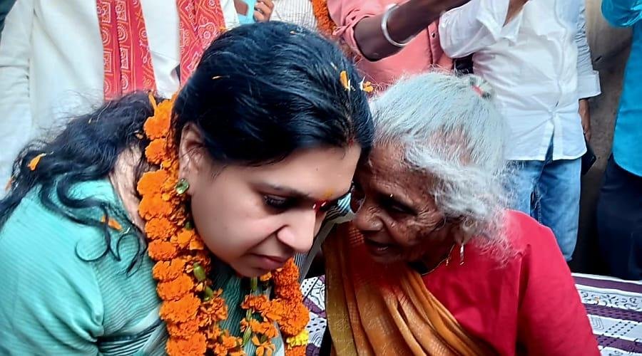 मीरजापुर में दिव्या मित्तल ने किए दर्शन; लहुरियादह पहुंचकर हुईं भावुक