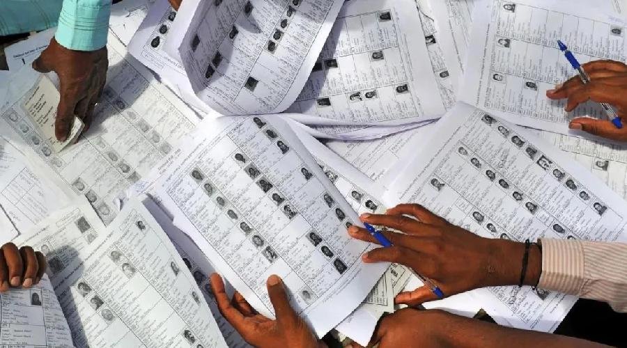 UP: पीलीभीत वोटर लिस्ट में गड़बड़ी पर एक्शन, दो SDM और कंप्यूटर ऑपरेटर पर FIR