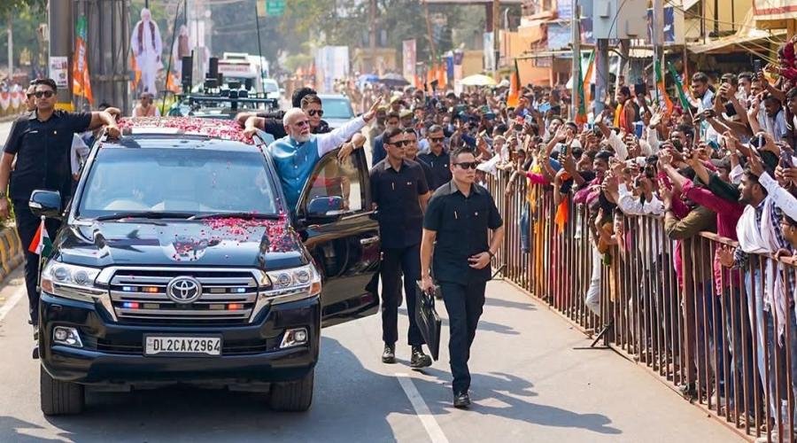 काशी में समर्थकों को देख पीएम मोदी ने रुकवाई कार, हाथ हिलाकर किया अभिवादन